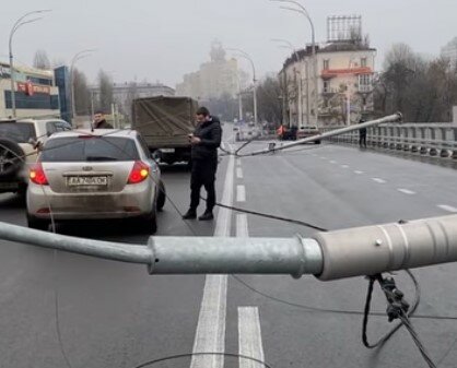На Шулявском мосту столб рухнул на машину, видео на волосок от гибели