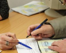 Пенсійні виплати через російські банки зупинять наступного місяця