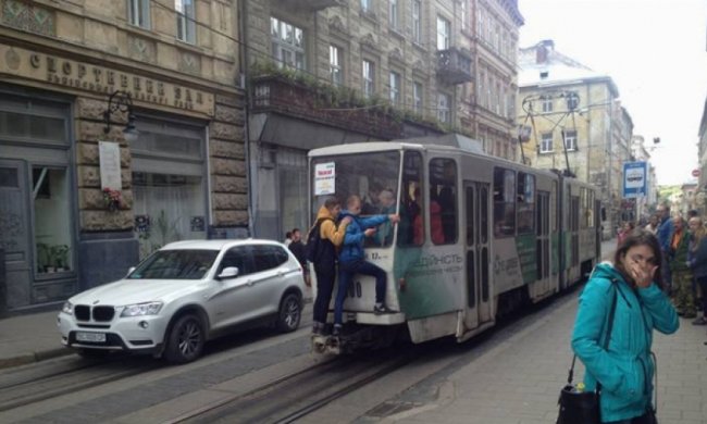 Львівські відчайдухи ризикують життям, щоб покататися на трамваї (фото)
