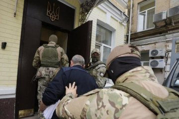 Луценко пожаловался, что его подопечных обстреляли