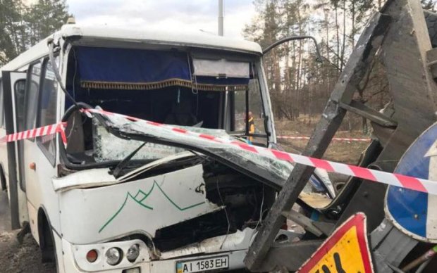 Жуткое ДТП под Киевом: много пострадавших и месиво из авто