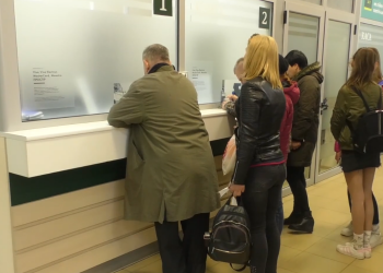 Украинцы в банке. Фото: скрин youtube