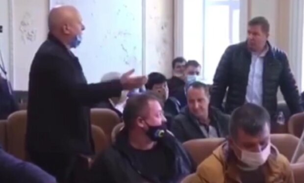 "Чем АТОшник лучше меня?": депутат Порошенко нарвался на скандал в битве за землю