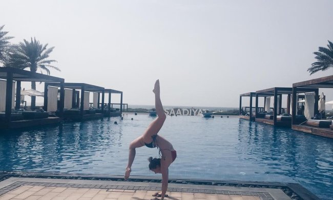 Австралійська акробатка робить фантастичні трюки, один з них - поцілунок в центрі Києва: відео