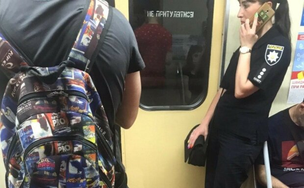 В Харькове молодая полицейская эпично опозорилась в метро