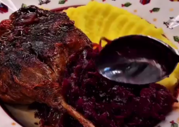 Качині ніжки зі сливами та медом, кадр з відео