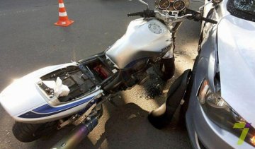 В Одесі зіткнулися іномарка і мотоцикл: водій байка госпіталізований (фото)