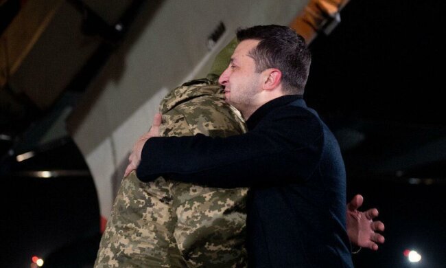 Українські полонені повернулися в Київ: перші кадри