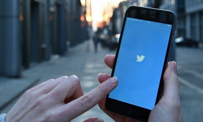 Тинейджеры в Twitter за сутки развратили робота