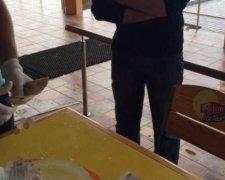 Мелкий чиновник попался на крупных взятках