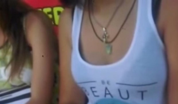 Кримський терорист познущався над дівчиною з тризубом на шиї (відео)