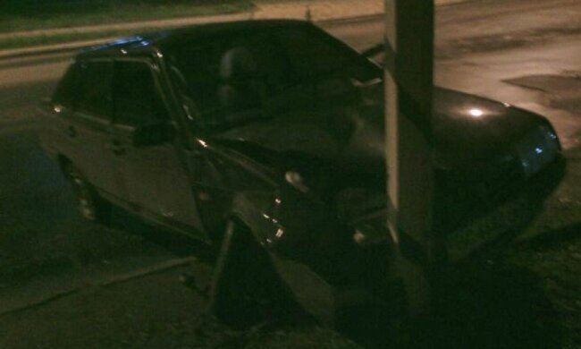 Пьяный водитель во Львове влетел в рекламный столб (фото)