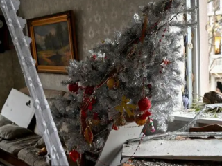 Ялинка в зруйнованій росіянами квартирі, фото: SERGEY BOBOK