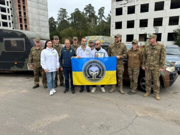 Бойове авто з трейлером спецпідрозділу "Омега" від БФ "Надія" та фонду "Рідна країна" Миколи Томенка