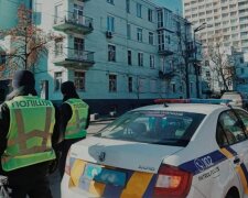 У Києві красуня в чорному обчистила Нову пошту, підфарбовуючи губки - відео