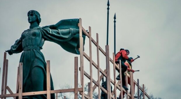захисні спорудження навколо пам'ятнику Засновникам Києва