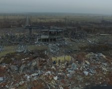 Нове фото руїн луганського аеропорту