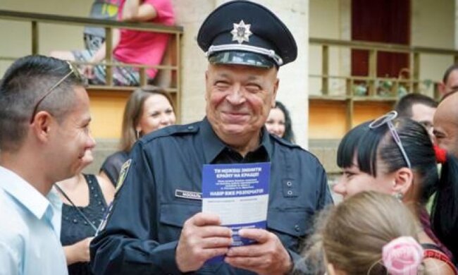 Москаль вдягнув нову поліцейську форму і відкрив набір патрульних