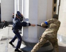 Опасные самозванцы: по Киеву ходят тысячи вооруженных мужчин