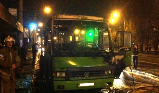 Пасажирський автобус вщент згорів на зупинці у Полтаві  (фото) 