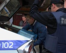 Податкові схеми: полетіли перші голови чиновників