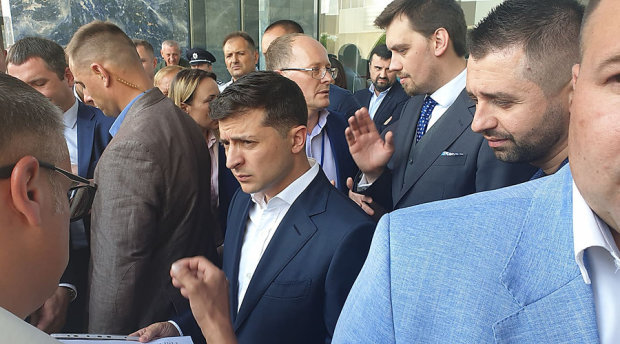 Зеленський жорстко осадив прихильницю Порошенка: "Доведіть, що ви українка"