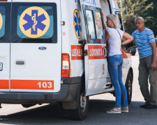 Умирал под смех прохожих: под Днепром мужчина упал посреди улицы, переступали как через мусор