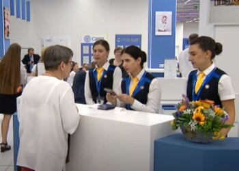 Видача закордонних паспортів, скріншот YouTube