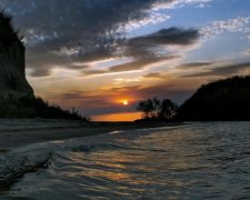 Скелети висять над водою: в мережі з'явилося відео найбільшого обвалу старого кладовища