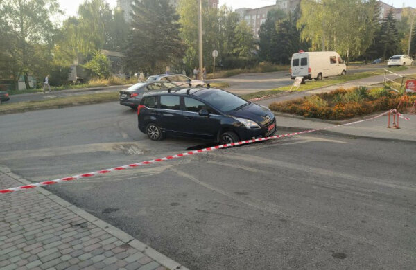 В Тернополе машина искупалась в подземной бане благодаря коммунальщикам Надала