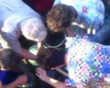 Жителі окупованого Кіровська сваряться в чергах за водою (відео)