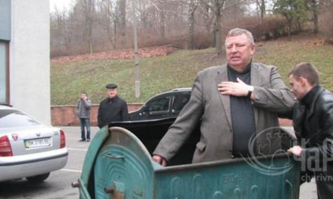 Активисты затолкали чиновника в мусорник (видео)