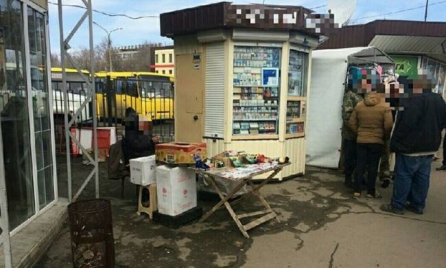 Бойовики налагодили збут через "цигаркових бабусь"