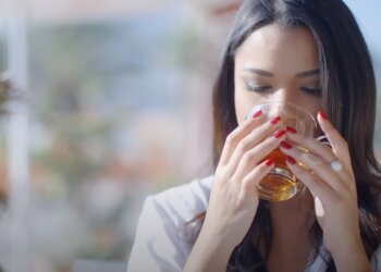 Чай для бодрости. Фото: Youtube