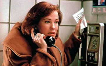 Кэтрин О'Хара, кадр из фильма "Один дома"