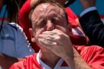 76 хот-догов за 10 минут: мужчина установил мировой рекорд