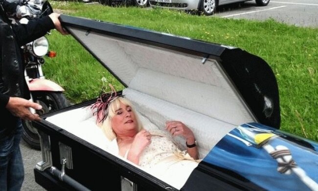 Наречена приїхала на весілля в труні (фото)