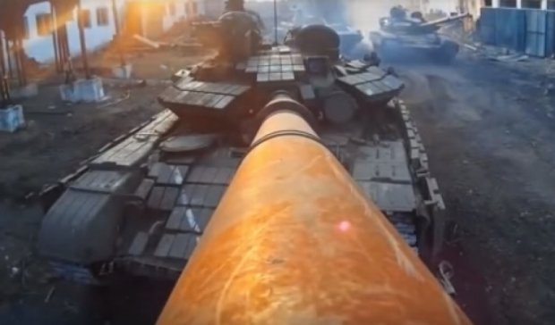 Бойцы АТО превратили дуло танка в селфи палку (видео)