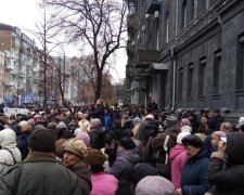 Драка, крики, куски палаток: полиция жестко разогнала митингующих под НБУ