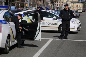 Нервова киянка кинулася під колеса позашляховика  і підписала собі вирок, відео