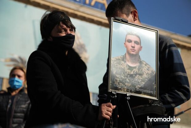 "Саша будет лежать рядом с папой": в Мелитополе похоронят погибшего в катастрофе Ан-26 Александра Скачкова