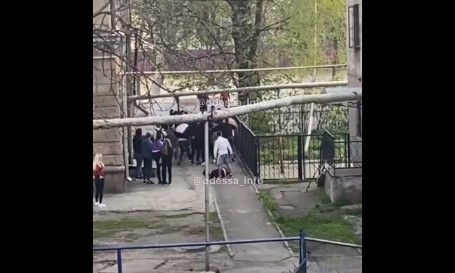 Масова бійка в Одесі з постраждалими, скріншот: Youtube
