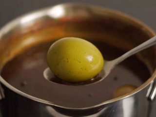 Як зробити  оливкові крашанки, кадр з відео