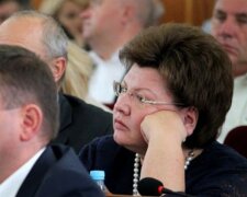 Соратницю Тимошенко зловили за незвичним заняттям в Раді - будувала свою країну в смартфоні