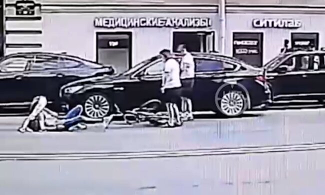 Велосипедистка врізалась у поліційне авто, кадр з відео