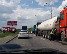Оторвало голову: неадекват на скорости влетел в бензовоз