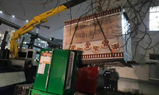 У Києві комунальники розігнали вуличних торговців на Хрещатику - ні магнітиків, ні пиріжків
