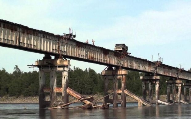 Шедеврально: самый опасный мост России смыло ледоходом
