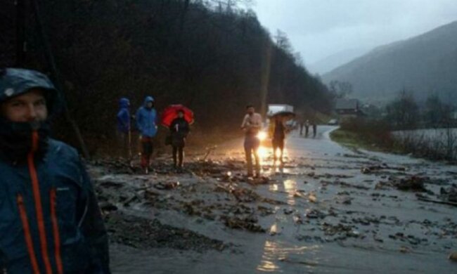 На Закарпатье борются с наводнением 