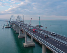 Кримський міст Путіна розлазиться на очах: в мережі смакують фото